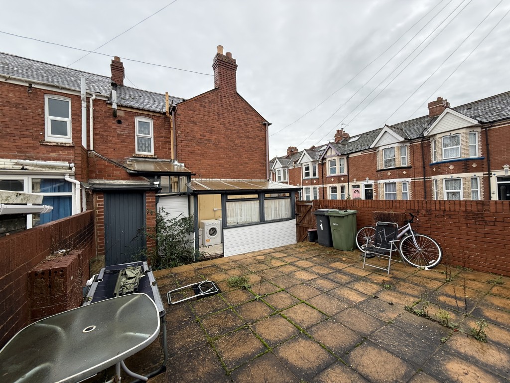 Lot: 176 - THREE-BEDROOM HOUSE REQUIRING IMPROVEMENT - Rear of the property